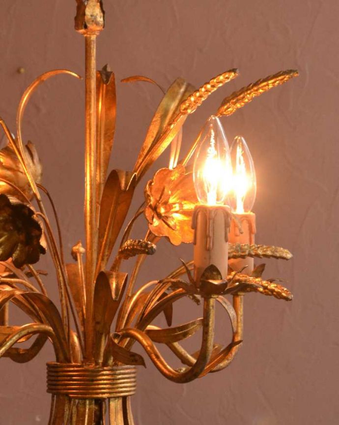 シャンデリア　照明・ライティング　エレガントな真鍮製アンティークシャンデリア（4灯）（Ｅ17シャンデリア球付）。。(k-3606-z)