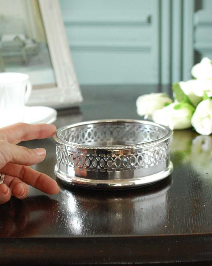 アンティーク シルバー製　アンティーク雑貨　英国のテーブルアクセサリ、アンティークシルバーのワインボトルコースター。ちゃんと使えます実際にお使いいただけます。(k-3612-z)