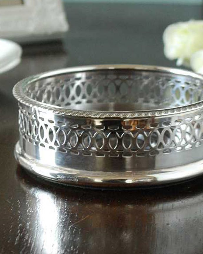 アンティーク シルバー製　アンティーク雑貨　英国のテーブルアクセサリ、アンティークシルバーのワインボトルコースター。実際に使える美しいシルバーアイテムみんなに見せるために作られたシルバーのアイテムは、まずは見る目重視。(k-3612-z)