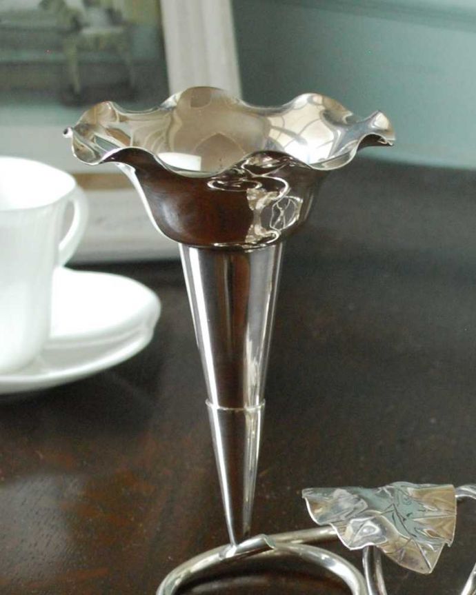 アンティーク シルバー製 アンティーク雑貨 お花と蔦のシルエットが素敵なアンティークシルバープレートのフラワーベース(一輪挿し) )。贅沢な時間が流れる1人用のパーソナル花器1人に1つずつ、お花を入れてテーブルにセットされていたパーソナル花器。(k-3619-z)