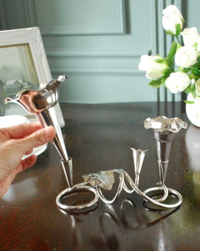 アンティーク シルバー製 アンティーク雑貨 お花と蔦のシルエットが素敵なアンティークシルバープレートのフラワーベース(一輪挿し) )。お花を1輪挿すだけ花器が美しいので1輪挿すだけでパッと華やかになります。(k-3619-z)