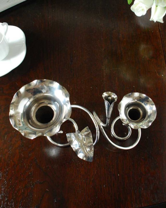 アンティーク シルバー製 アンティーク雑貨 お花と蔦のシルエットが素敵なアンティークシルバープレートのフラワーベース(一輪挿し) )。上から見るとこんな感じですアンティークなので多少のキズ・汚れがある場合がありますが、使用上問題はありませんので、ご了承下さい。(k-3619-z)