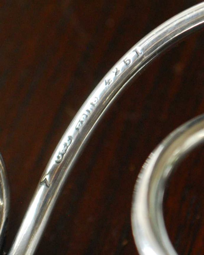 アンティーク シルバー製 アンティーク雑貨 お花と蔦のシルエットが素敵なアンティークシルバープレートのフラワーベース(一輪挿し) )。裏側には品質の証刻印が入っています。(k-3619-z)