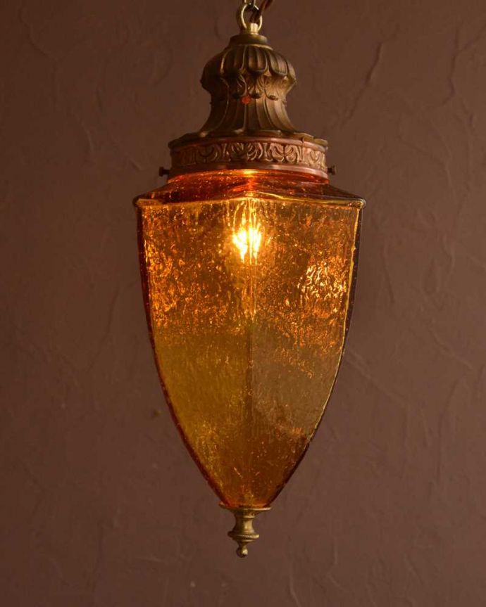 シャンデリア　照明・ライティング　アンバー色のガラスがキレイなアンティークのシャンデリア（E17シャンデリア球付）。。(k-3620-z)