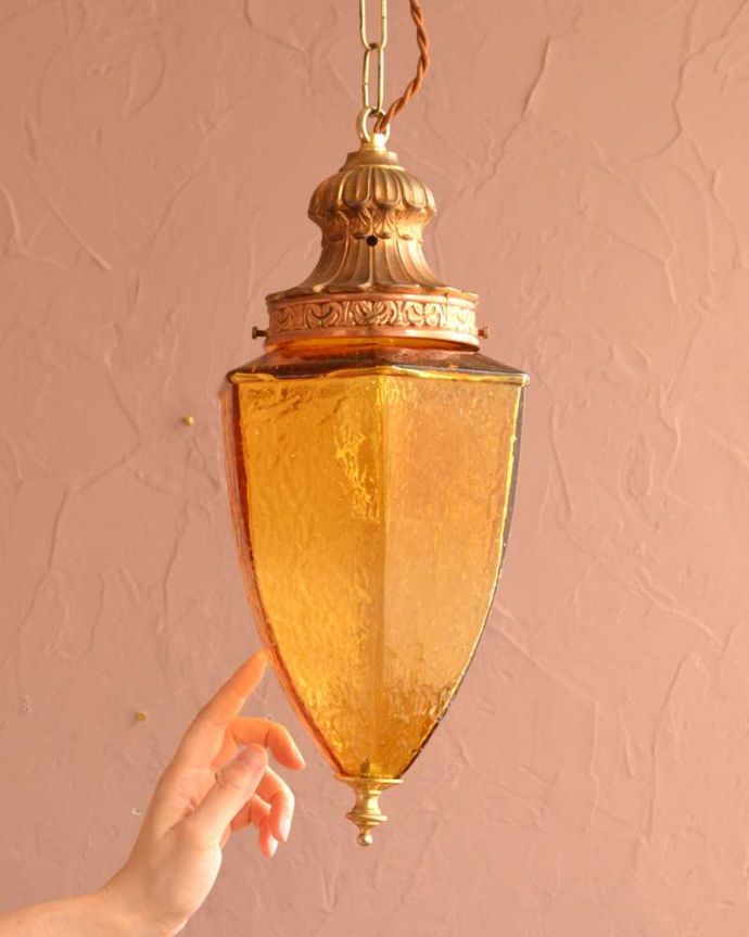 シャンデリア　照明・ライティング　アンバー色のガラスがキレイなアンティークのシャンデリア（E17シャンデリア球付）。。(k-3620-z)