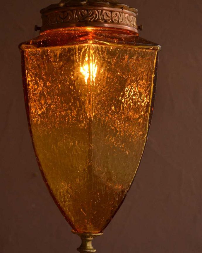 シャンデリア　照明・ライティング　アンバー色のガラスがキレイなアンティークのシャンデリア（E17シャンデリア球付）。。(k-3620-z)