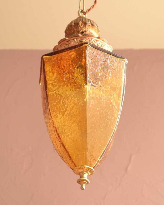 シャンデリア　照明・ライティング　アンバー色のガラスがキレイなアンティークのシャンデリア（E17シャンデリア球付）。。(k-3620-z)