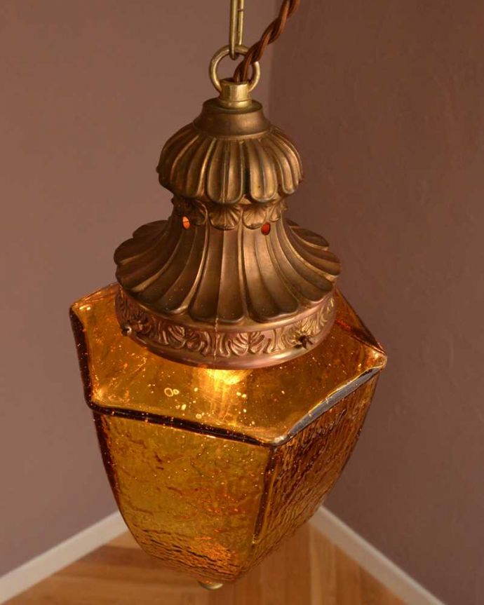 シャンデリア　照明・ライティング　アンバー色のガラスがキレイなアンティークのシャンデリア（E17シャンデリア球付）。。(k-3620-z)