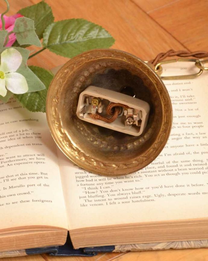 シャンデリア 照明・ライティング アンバー色のガラスがキレイなアンティークのシャンデリア(E17シャンデリア球付)。引っ掛けタイプです自分でも取り付け出来る引っ掛けシーリング仕様で加工してあります。(k-3620-z)