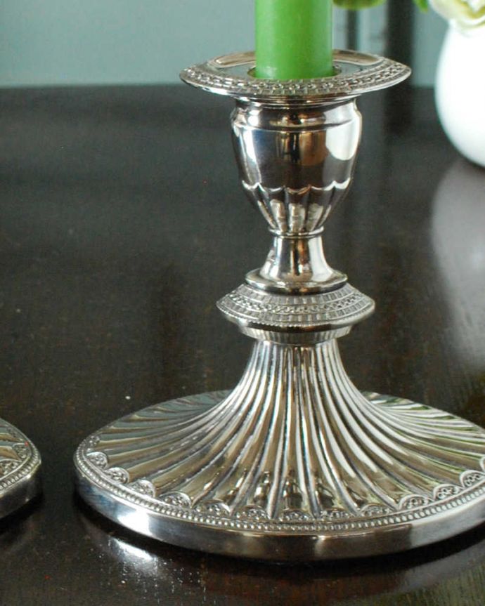 アンティーク シルバー製　アンティーク雑貨　装飾も豪華なアンティークシルバープレートのキャンドルスタンドセット。テーブルセッティングの必須アイテム食卓や部屋の空間を照らすために作られたシルバーアイテムのキャンドルスタンド。(k-3633-z)
