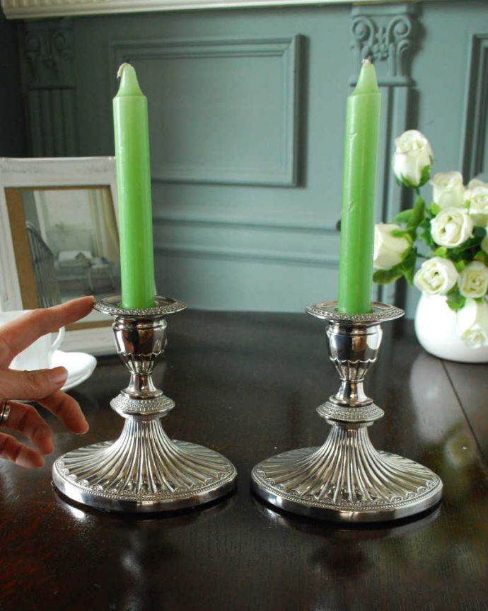 アンティーク シルバー製　アンティーク雑貨　装飾も豪華なアンティークシルバープレートのキャンドルスタンドセット。癒されるキャンドルの灯りここにキャンドルを挿すだけで、なんだか特別な日に変わります。(k-3633-z)