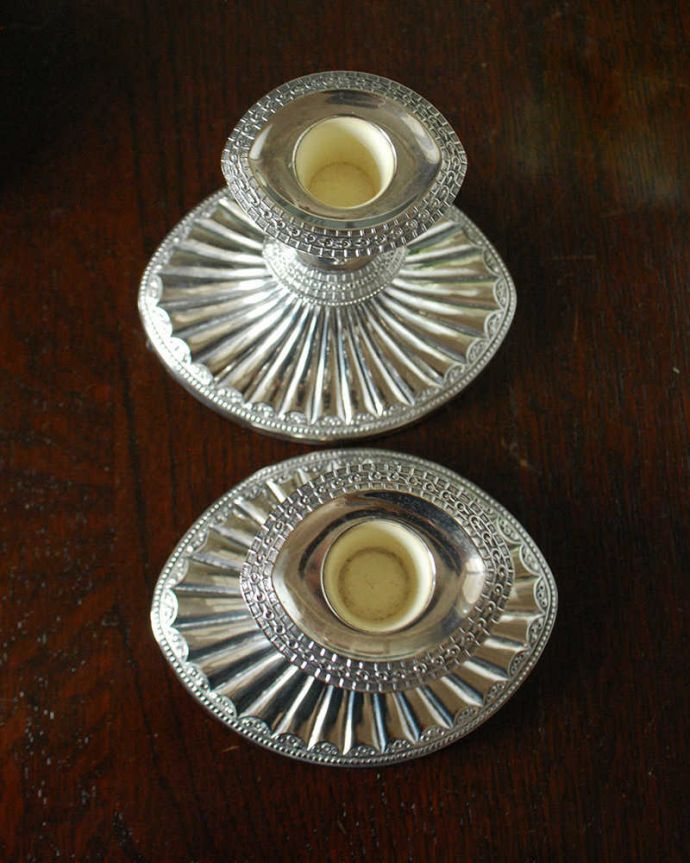 アンティーク シルバー製　アンティーク雑貨　装飾も豪華なアンティークシルバープレートのキャンドルスタンドセット。上から見るとこんな感じですアンティークなので多少のキズやカケがある場合はありますが、使用上問題はありませんのでご了承下さい。(k-3633-z)