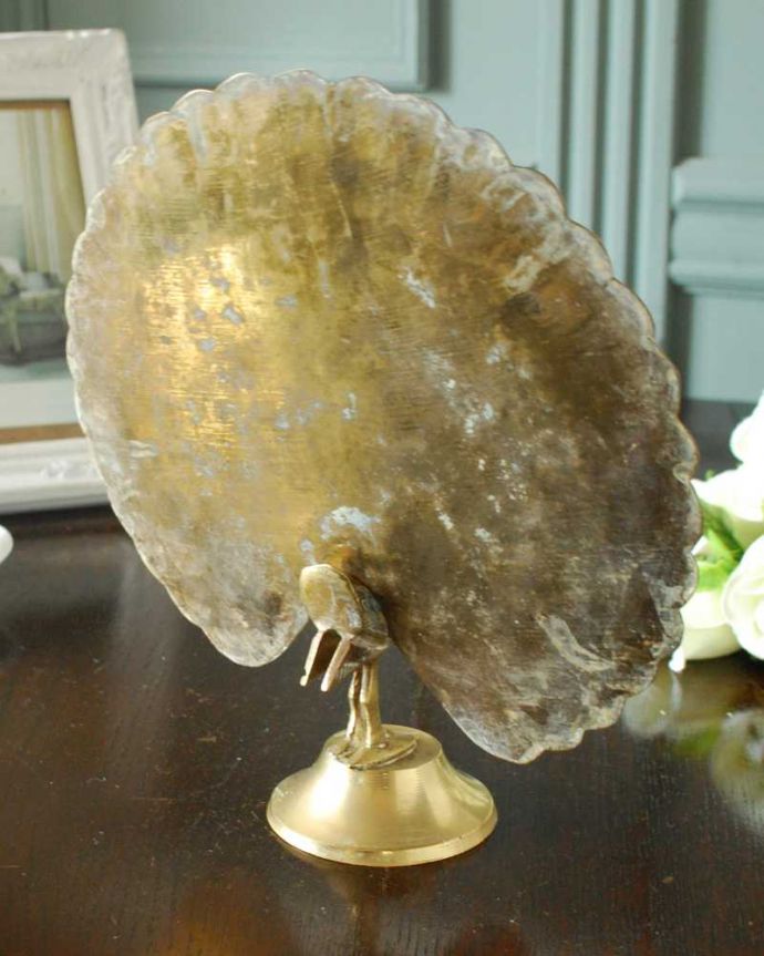 アンティーク 真鍮の雑貨 アンティーク雑貨 英国で見つけた真鍮製のアンティークオブジェ(ピーコック)。上から見るとこんな感じですアンティークなので多少のキズ・汚れがある場合がありますが、使用上問題はありませんので、ご了承下さい。(k-3635-z)