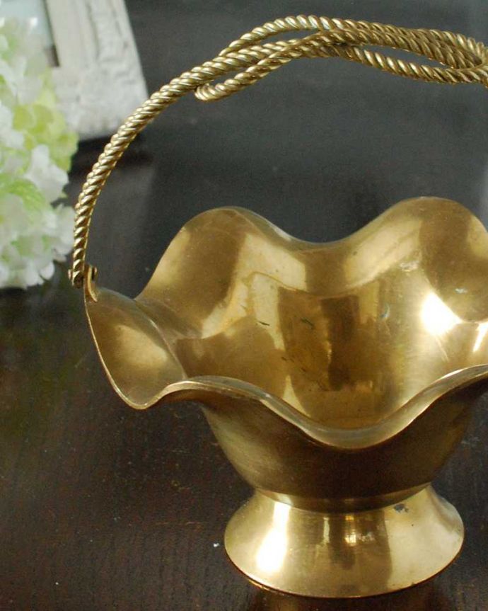 アンティーク 真鍮の雑貨 アンティーク雑貨 英国で見つけた真鍮製の小さなアンティークバスケット。落ち着いた輝きが大人の雰囲気真鍮製なので、使っていくごとに味わい深い色合いに変化していきます。(k-3636-z)