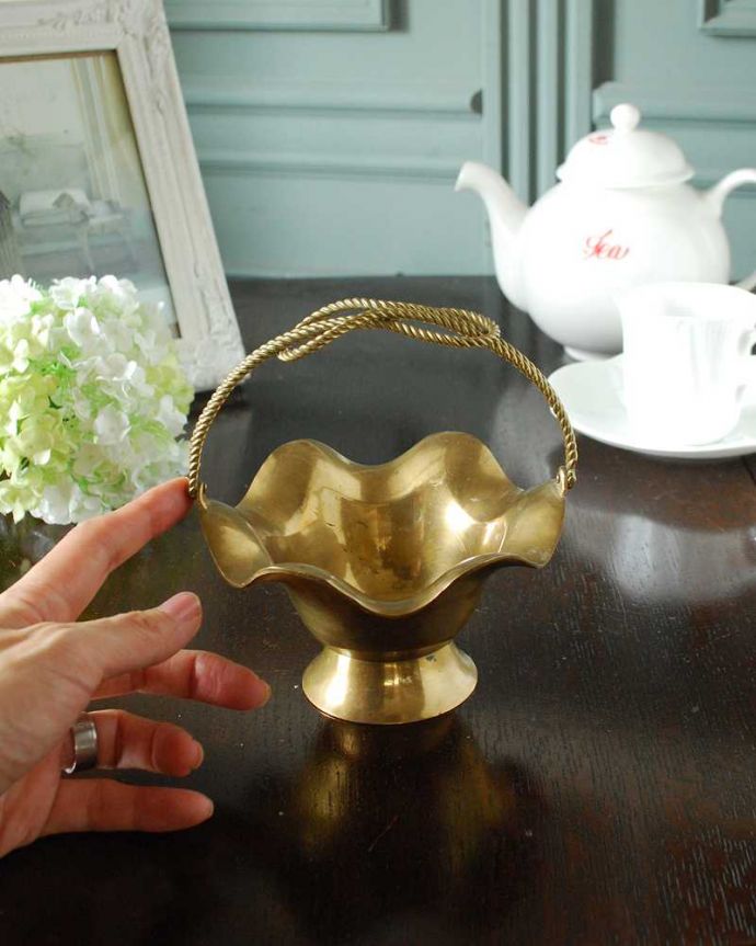 アンティーク 真鍮の雑貨 アンティーク雑貨 英国で見つけた真鍮製の小さなアンティークバスケット。大きさはこれくらいですコレクションしたくなるくらい、いろんなサイズのものがあります。(k-3636-z)