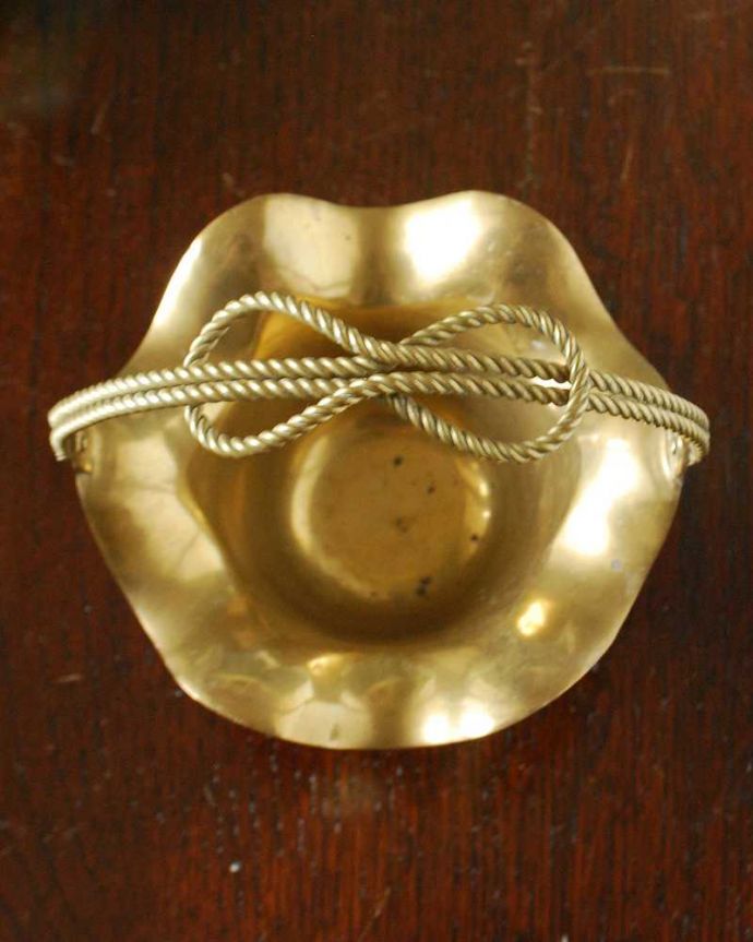 アンティーク 真鍮の雑貨 アンティーク雑貨 英国で見つけた真鍮製の小さなアンティークバスケット。上から見るとこんな感じですアンティークなので多少のキズ・汚れがある場合がありますが、使用上問題はありませんので、ご了承下さい。(k-3636-z)