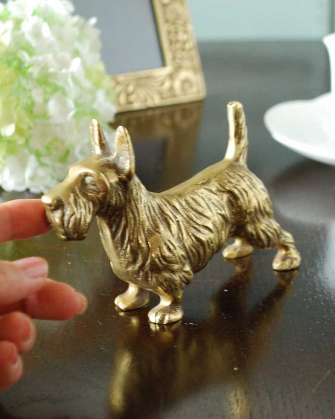 アンティーク 真鍮の雑貨　アンティーク雑貨　英国で見つけた真鍮製スコティッシュ・テリアのアンティークオブジェ。大きさはこれくらいですコレクションしたくなるくらい、いろんなサイズのものがあります。(k-3639-z)