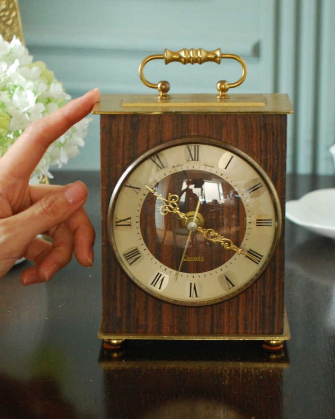 英国輸入のアンティーク雑貨、持ち手もついたオシャレな置き時計