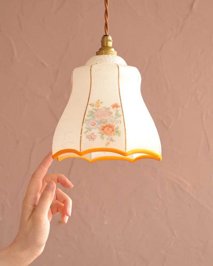 ペンダントライト　照明・ライティング　お花模様が華やかなアンティーク シェード（コード・シャンデリア電球・ギャラリーなし）。。(k-3652-z)