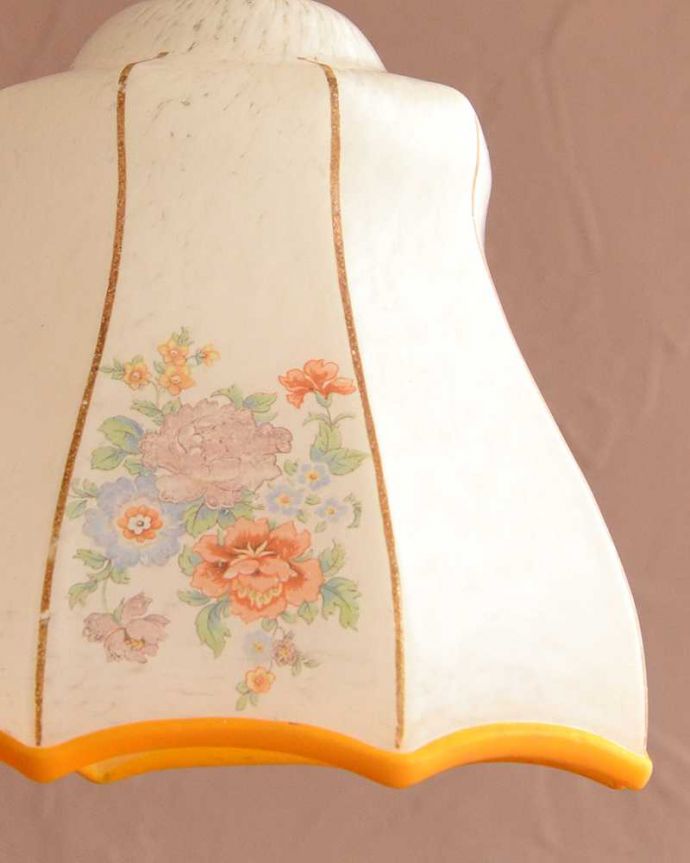 ペンダントライト　照明・ライティング　お花模様が華やかなアンティーク シェード（コード・シャンデリア電球・ギャラリーなし）。。(k-3652-z)