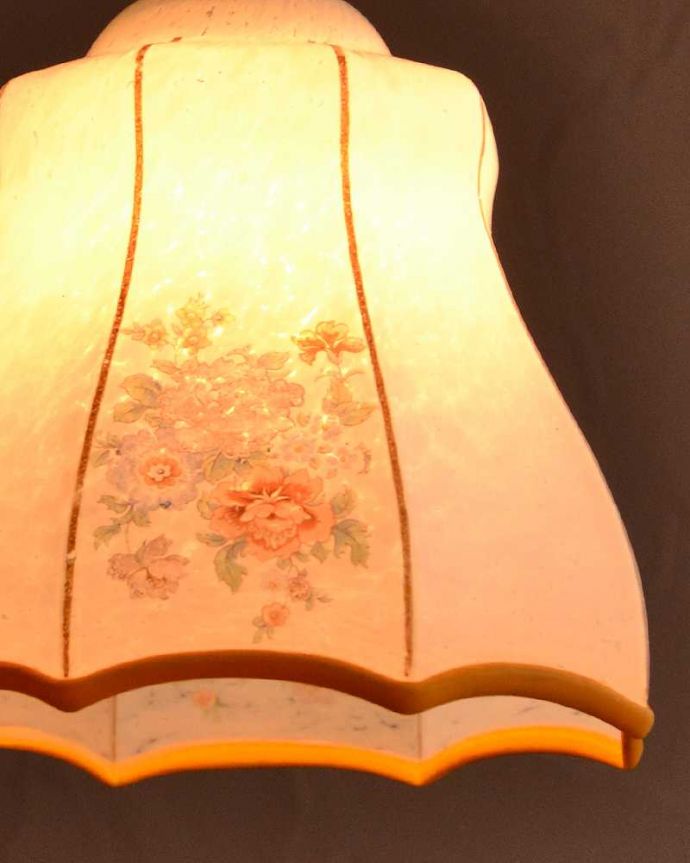 ペンダントライト　照明・ライティング　お花模様が華やかなアンティーク シェード（コード・シャンデリア電球・ギャラリーなし）。。(k-3652-z)