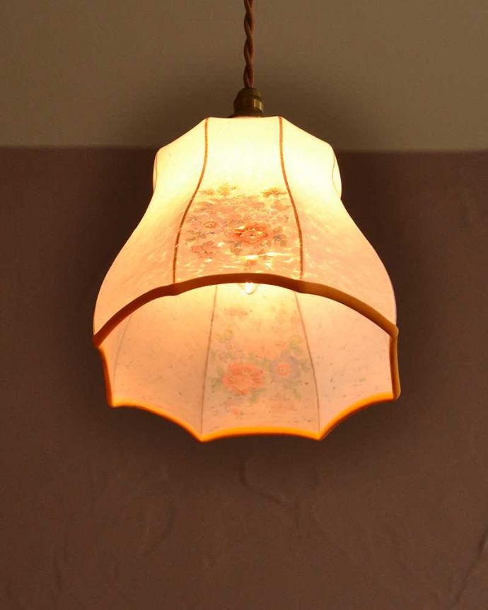 ペンダントライト　照明・ライティング　お花模様が華やかなアンティーク シェード（コード・シャンデリア電球・ギャラリーなし）。。(k-3652-z)