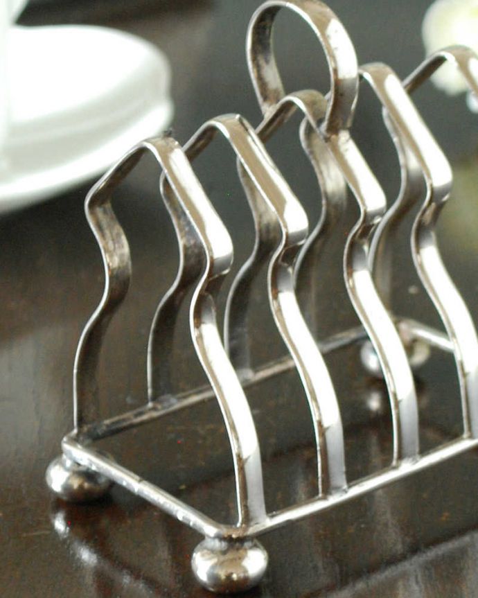 アンティーク シルバー製　アンティーク雑貨　イングリッシュブレックファーストには欠かせない、シルバープレートのトーストスタンド。英国の朝食に欠かせないアイテムカリッカリに焼き上げたトーストが湯気で柔らかくならないよう立てるために作られたトーストスタンド。(k-3661-z)