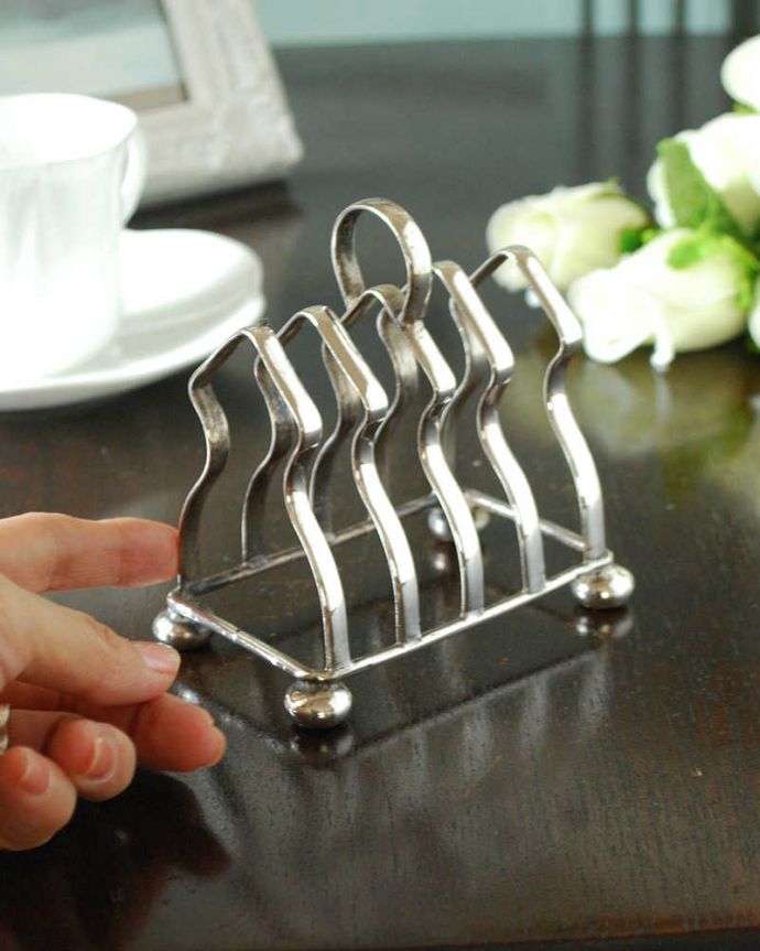 アンティーク シルバー製　アンティーク雑貨　イングリッシュブレックファーストには欠かせない、シルバープレートのトーストスタンド。いろいろ便利に使えます食卓で使うのはもちろん、カードやCD、写真立てなどなど、いろんなものを立ててオシャレに自分だけの使い方を楽しんで下さい。(k-3661-z)