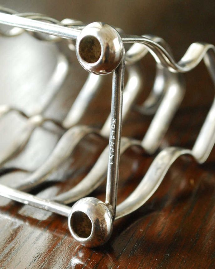 アンティーク シルバー製　アンティーク雑貨　イングリッシュブレックファーストには欠かせない、シルバープレートのトーストスタンド。品質の証を発見！刻印が入っています。(k-3661-z)