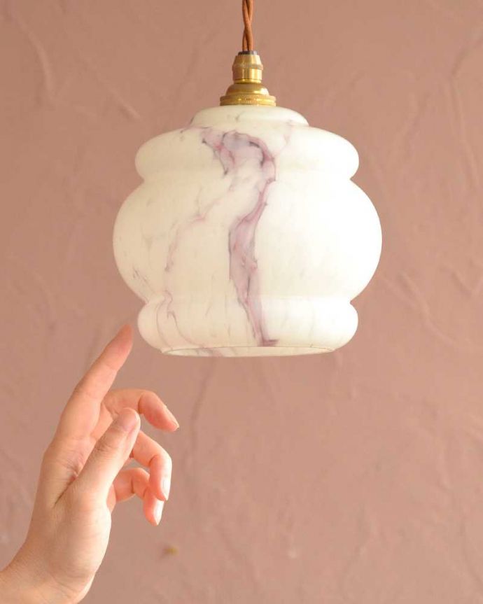 ペンダントライト　照明・ライティング　めずらしいフォルムに描かれたパープル模様が美しいアンティークのペンダントライト（コード・シャンデリア電球・ギャラリーなし）。。(k-3669-z)