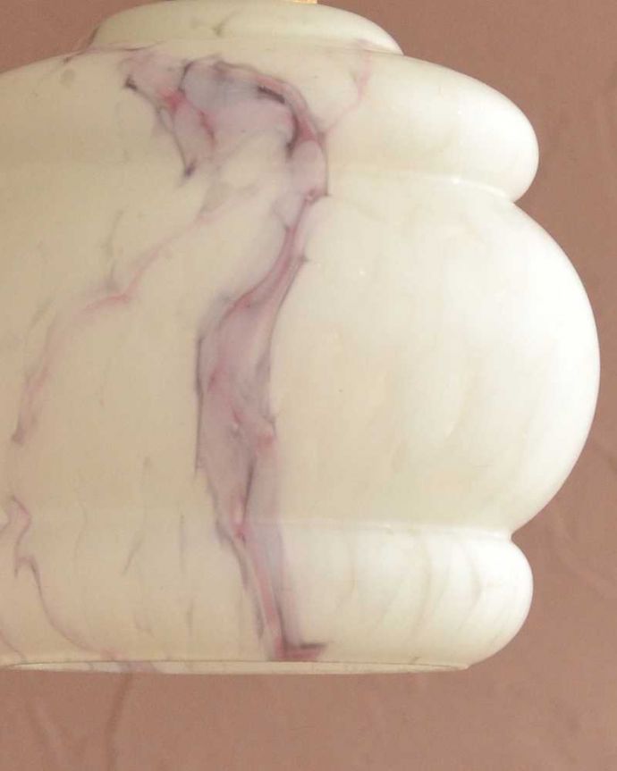 ペンダントライト　照明・ライティング　めずらしいフォルムに描かれたパープル模様が美しいアンティークのペンダントライト（コード・シャンデリア電球・ギャラリーなし）。。(k-3669-z)