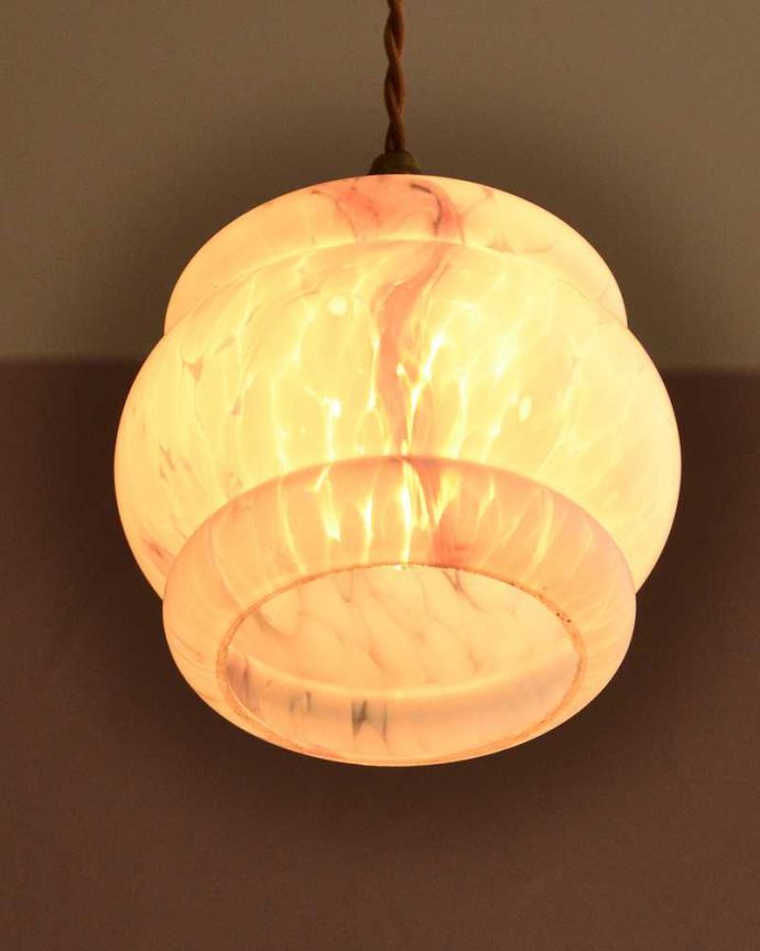 ペンダントライト　照明・ライティング　めずらしいフォルムに描かれたパープル模様が美しいアンティークのペンダントライト（コード・シャンデリア電球・ギャラリーなし）。。(k-3669-z)