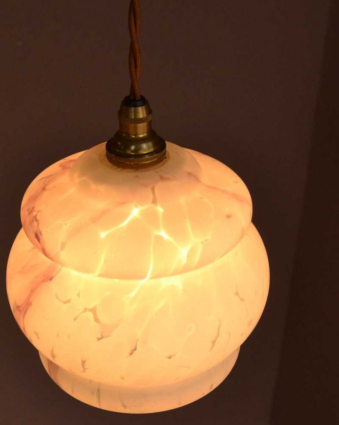 ペンダントライト　照明・ライティング　めずらしいフォルムに描かれたパープル模様が美しいアンティークのペンダントライト（コード・シャンデリア電球・ギャラリーなし）。。(k-3669-z)