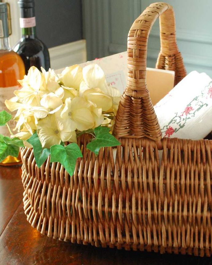 アンティーク その他の雑貨　アンティーク雑貨　持ち手の編み方もお洒落な長方形のアンティークバスケット 。毎日、お買い物に使われていたバスケット冷蔵庫もスーパーも車もなかった時代に、女性が持って帰れる分だけお買い物できるように作られたバスケット。(k-3671-z)