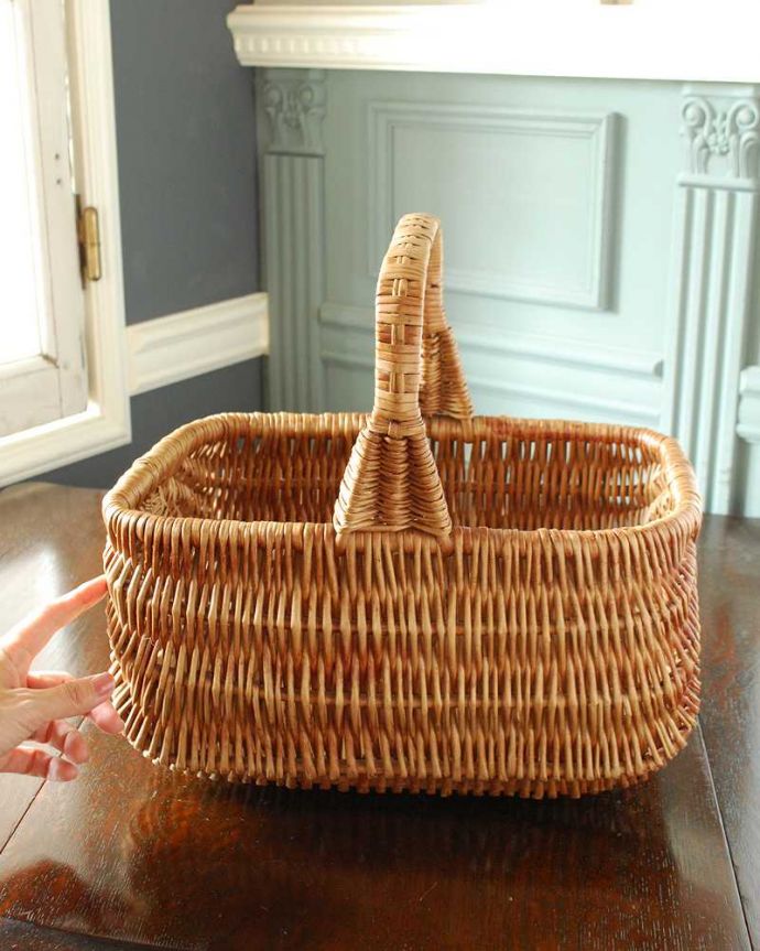 アンティーク その他の雑貨　アンティーク雑貨　持ち手の編み方もお洒落な長方形のアンティークバスケット 。持ち手を腕にかけて持つためのデザイン持ち手を腕に引っ掛けて持つため用のデザインです。(k-3671-z)