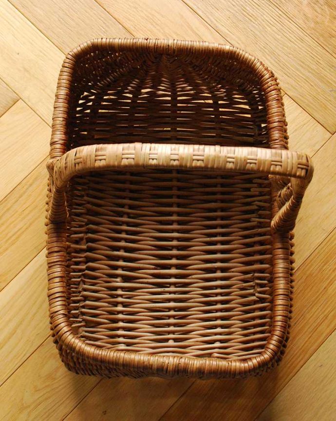 アンティーク その他の雑貨　アンティーク雑貨　持ち手の編み方もお洒落な長方形のアンティークバスケット 。中を見てみると･･･アンティークなので多少のキズ・汚れがある場合があります。(k-3671-z)