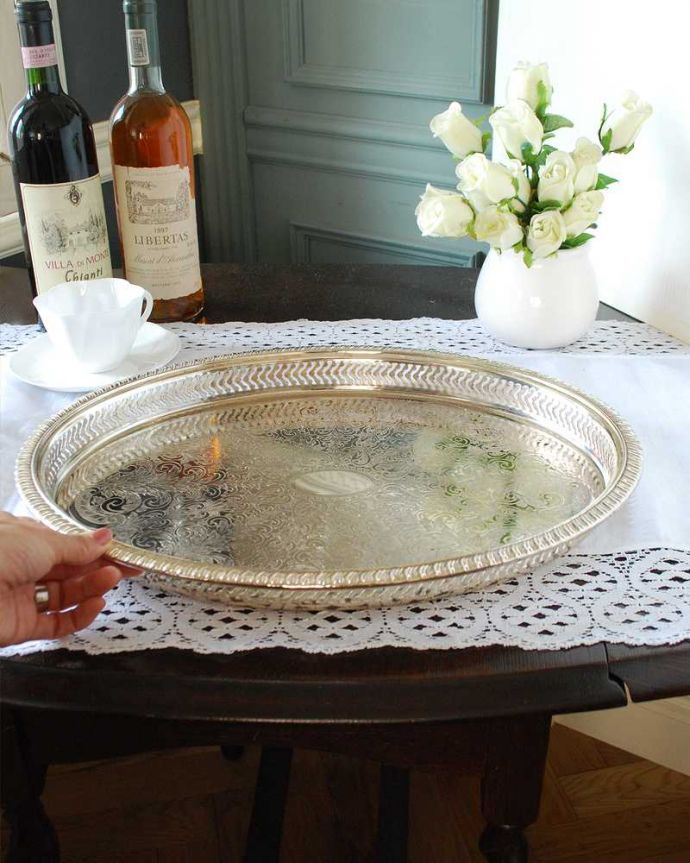 アンティーク シルバー製 アンティーク雑貨 アンティークシルバープレート製の美しいギャラリートレイ。たっぷり乗せれる大きめサイズいろんなもの乗せて使える大きなトレイ。(k-3673-z)