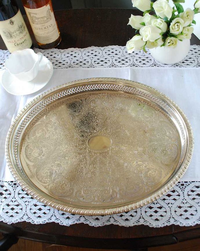 アンティーク シルバー製 アンティーク雑貨 アンティークシルバープレート製の美しいギャラリートレイ。上から見るとこんな感じですアンティークなので多少のキズ・汚れがある場合がありますが、使用上問題はありませんので、ご了承下さい。(k-3673-z)