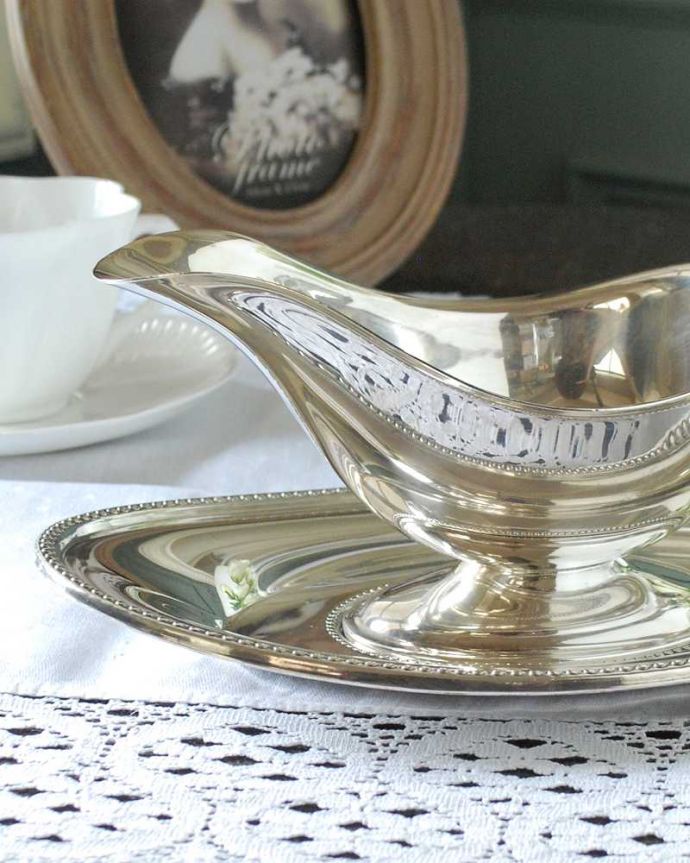 トレーもセットで見つけた、アンティークシルバープレートのソース