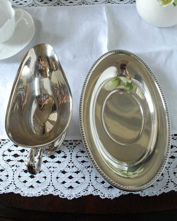 トレーもセットで見つけた、アンティークシルバープレートのソース