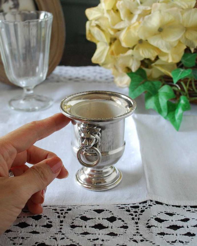 アンティーク シルバー製 アンティーク雑貨 イギリス輸入の銀雑貨、アンティークシルバープレートの優雅なフラワーベース(花器)。お花を1輪挿すだけ花器が美しいので1輪挿すだけでパッと華やかになります。(k-3676-z)