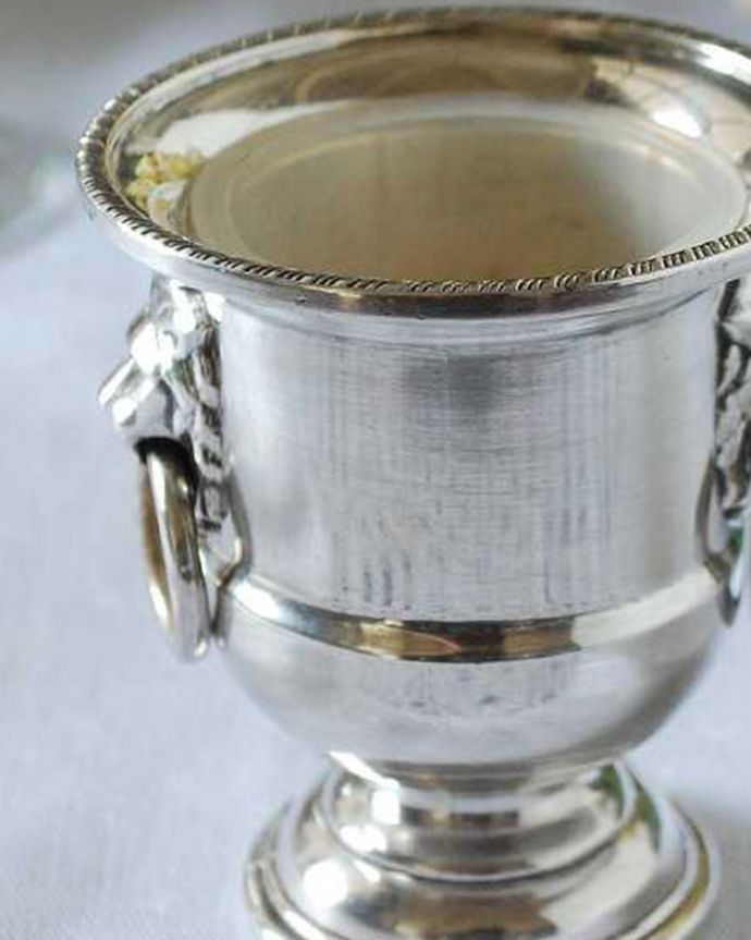 アンティーク シルバー製 アンティーク雑貨 イギリス輸入の銀雑貨、アンティークシルバープレートの優雅なフラワーベース(花器)。贅沢な時間が流れる1人用のパーソナル花器1人に1つずつ、お花を入れてテーブルにセットされていたパーソナル花器。(k-3676-z)