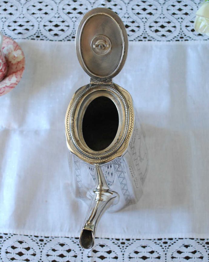 アンティーク シルバー製　アンティーク雑貨　英国のティータイムが優雅になる、アンティークシルバープレートのティーポット。上から見るとこんな感じですアンティークなので多少のキズやカケがある場合はありますが、使用上問題はありませんのでご了承下さい。(k-3686-z)