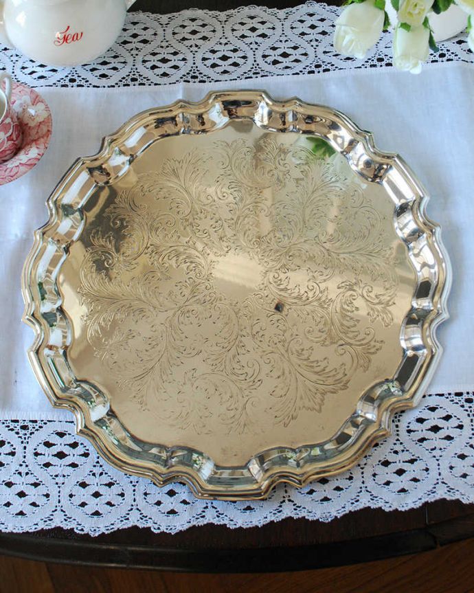 アンティーク シルバー製 アンティーク雑貨 英国で見つけた銀雑貨、アンティークシルバーのサルヴァ(銀盆)。上から見るとこんな感じですアンティークなので多少のキズ・汚れがある場合がありますが、使用上問題はありませんので、ご了承下さい。(k-3687-z)