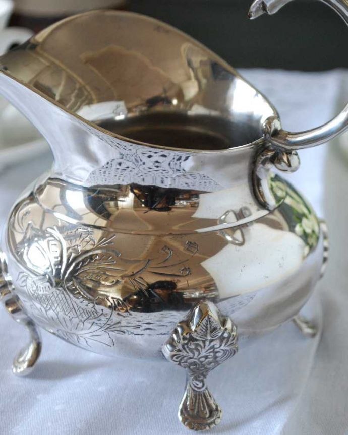 アンティーク シルバー製 アンティーク雑貨 優雅な装飾が付いたアンティークシルバープレート、脚付きのミルクポット(ピッチャー)。お茶の時間に欠かせないミルクピッチャーミルクティーが大好きな英国人が作ったシルバーのミルクピッチャーは、たっぷりミルクが注げるようにサイズが大きめです。(k-3694-z)