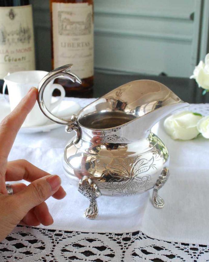 アンティーク シルバー製 アンティーク雑貨 優雅な装飾が付いたアンティークシルバープレート、脚付きのミルクポット(ピッチャー)。持ち手もしっかり付いています昔と同じようにミルクを入れて使うのはもちろん使い方は自由自在。(k-3694-z)