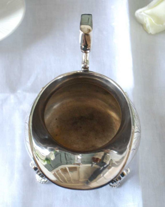 アンティーク シルバー製 アンティーク雑貨 優雅な装飾が付いたアンティークシルバープレート、脚付きのミルクポット(ピッチャー)。上から見るとこんな感じです。(k-3694-z)