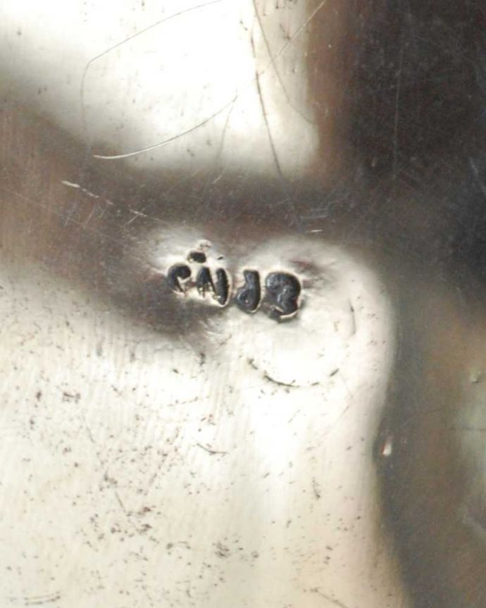 アンティーク シルバー製 アンティーク雑貨 優雅な装飾が付いたアンティークシルバープレート、脚付きのミルクポット(ピッチャー)。裏側には品質の証刻印が入っています。(k-3694-z)