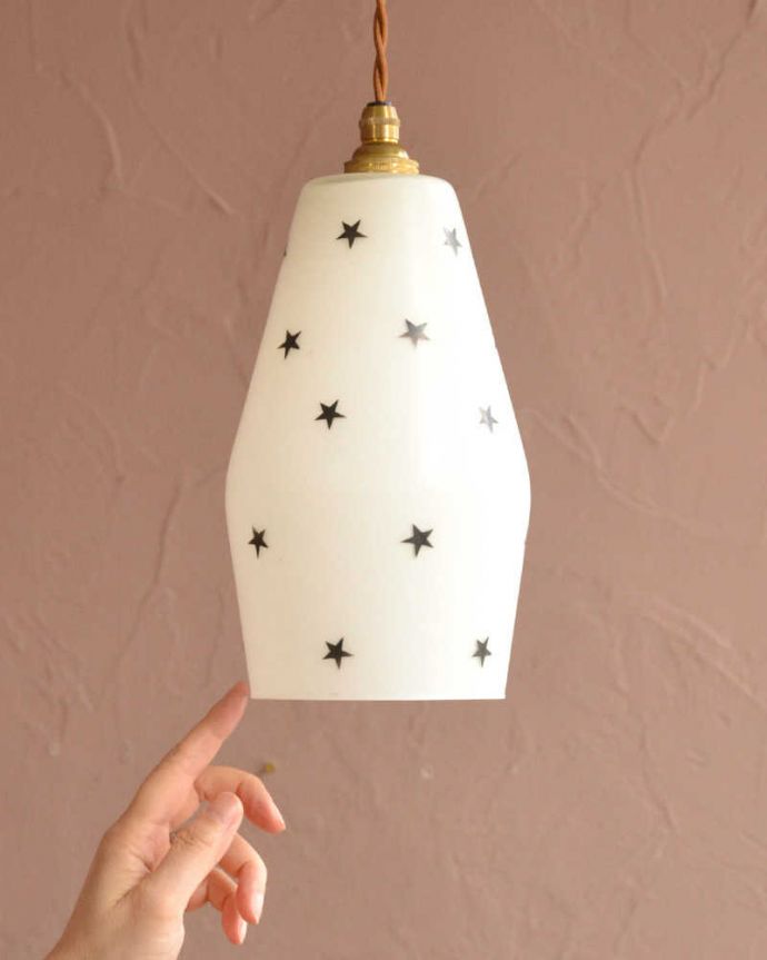 ペンダントライト　照明・ライティング　黒い星模様がカワイイ、イギリスのアンティークシェード（コード・シャンデリア電球・ギャラリーなし）。。(k-3702-z)