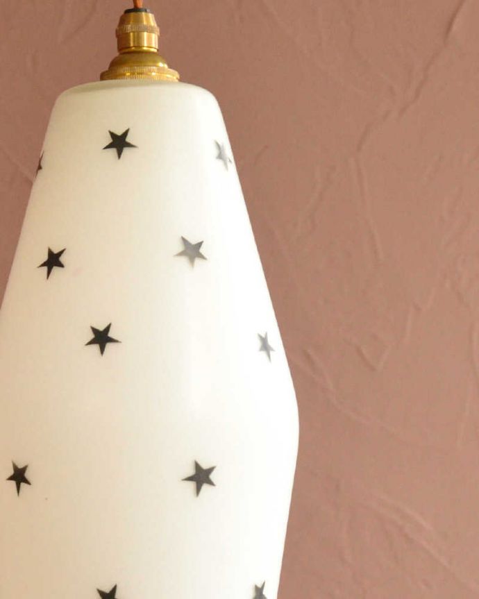 ペンダントライト　照明・ライティング　黒い星模様がカワイイ、イギリスのアンティークシェード（コード・シャンデリア電球・ギャラリーなし）。。(k-3702-z)
